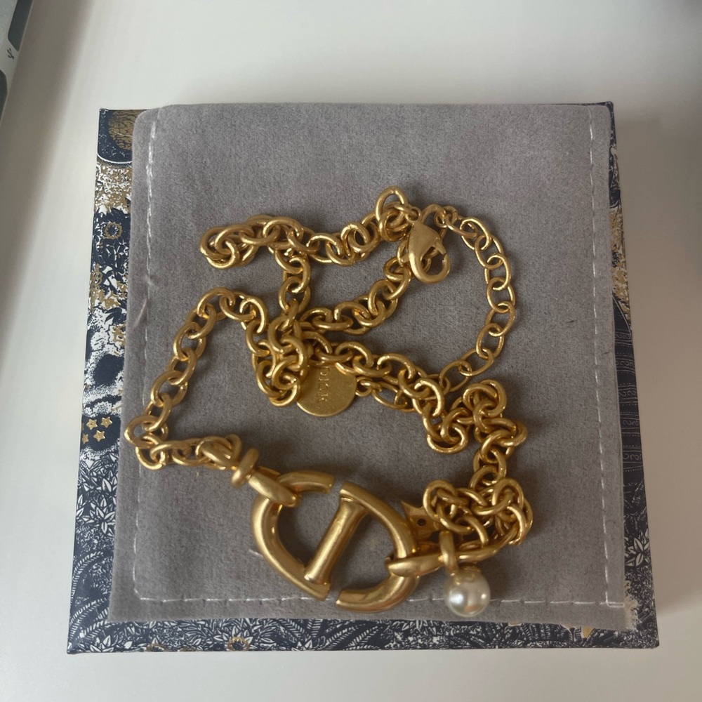 Brass necklace with pearl